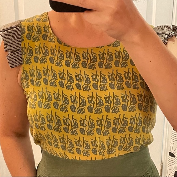 Exquisite silk blouse with ruffle cap sleeves - Picture 1 of 7